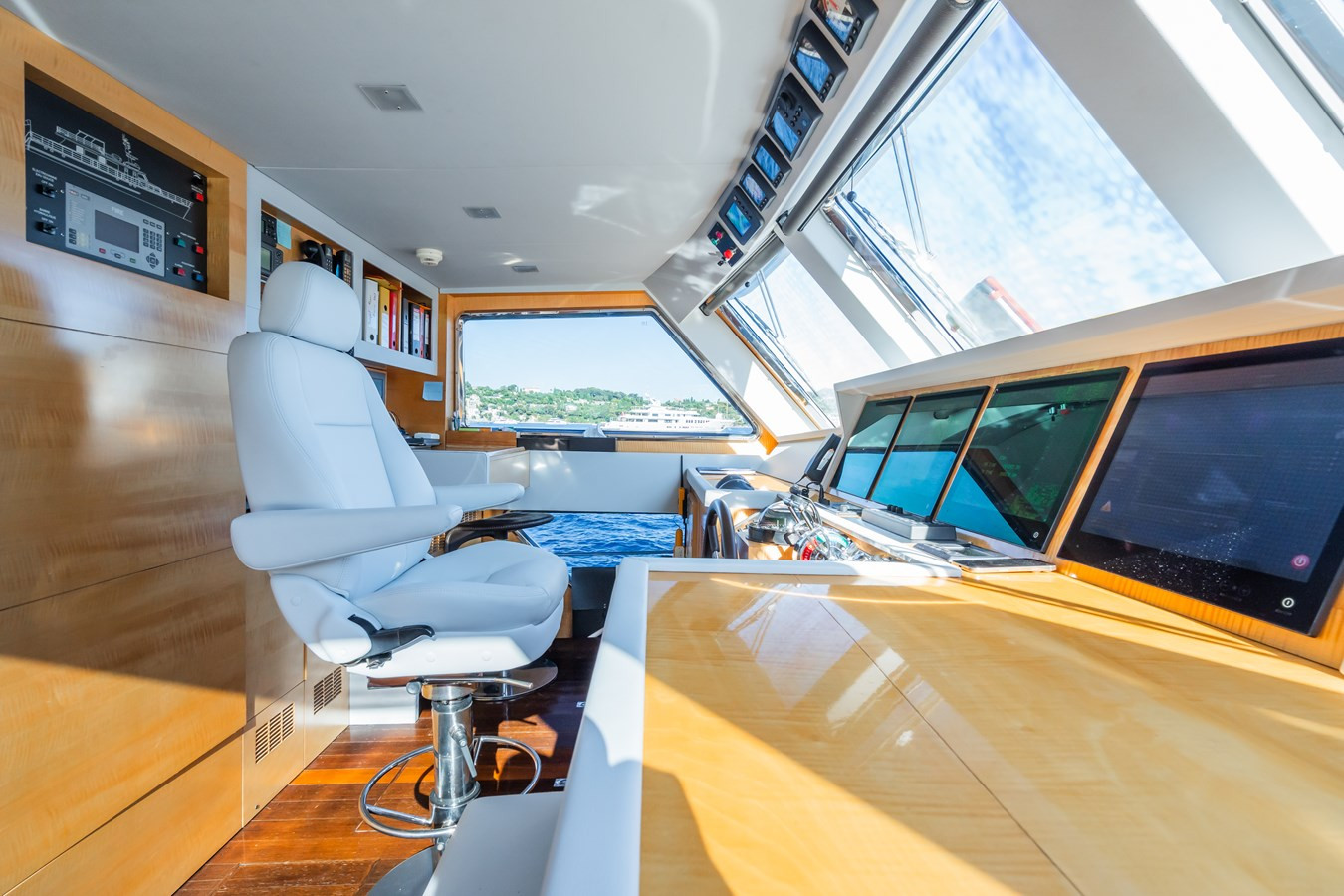 https://arconyachts.ams3.digitaloceanspaces.com/70683/conversions/large_4720738-optimize.jpg