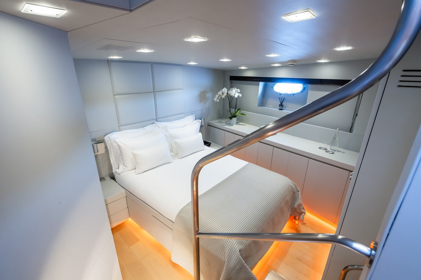 https://arconyachts.ams3.digitaloceanspaces.com/70696/conversions/large_4720757-optimize.jpg
