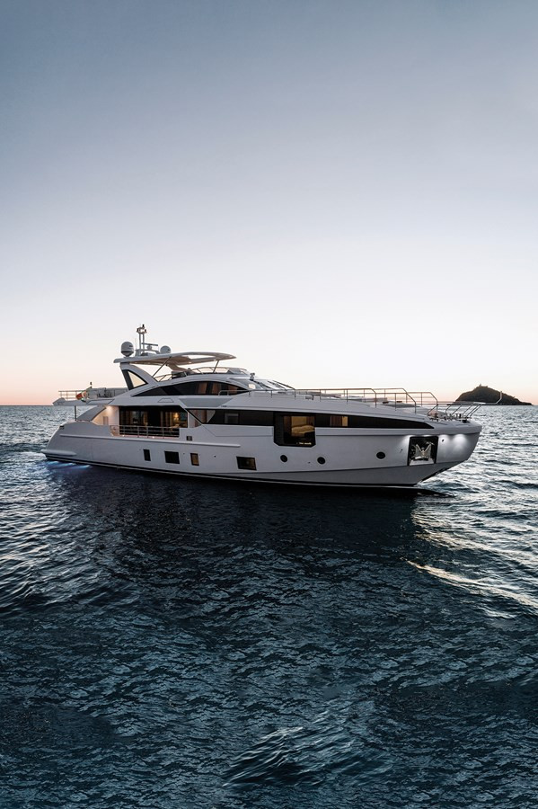 https://arconyachts.ams3.digitaloceanspaces.com/70730/conversions/large_4249553-optimize.jpg