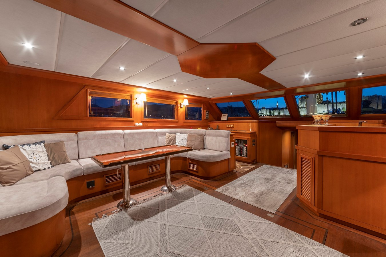 https://arconyachts.ams3.digitaloceanspaces.com/70738/conversions/large_3995476-optimize.jpg