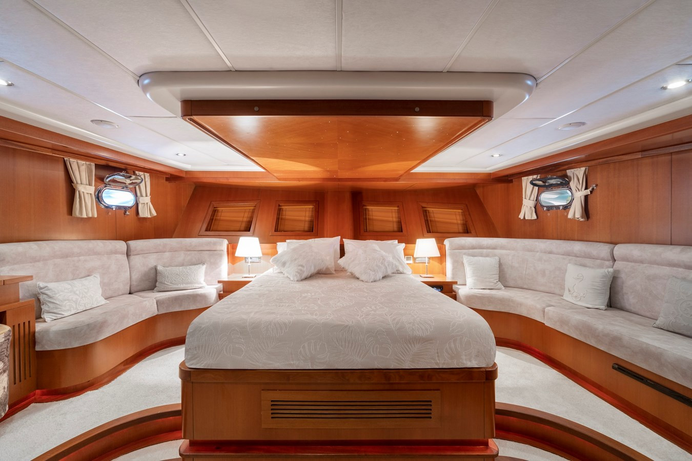 https://arconyachts.ams3.digitaloceanspaces.com/70745/conversions/large_3995481-optimize.jpg