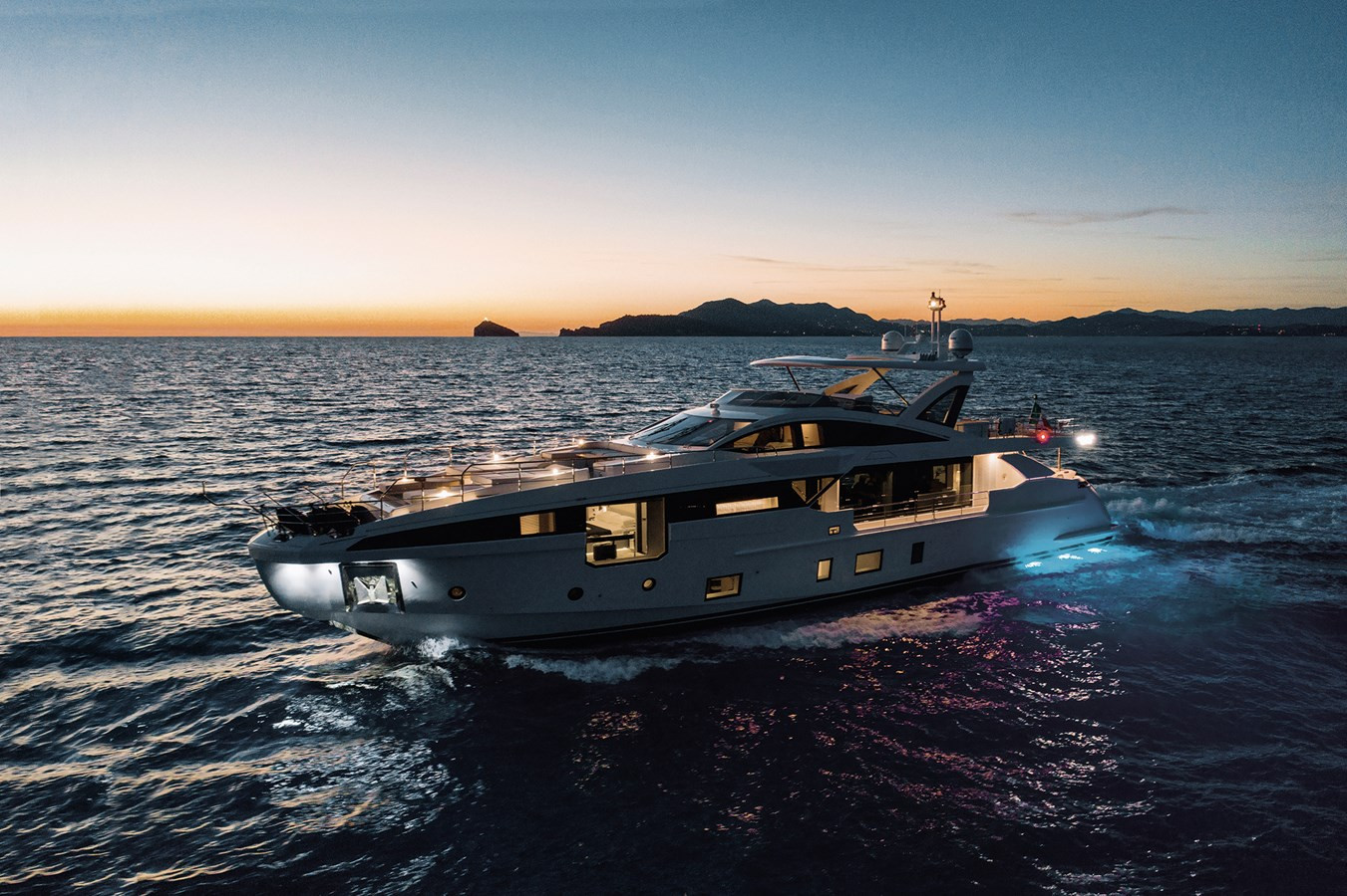 https://arconyachts.ams3.digitaloceanspaces.com/70747/conversions/large_4249577-optimize.jpg