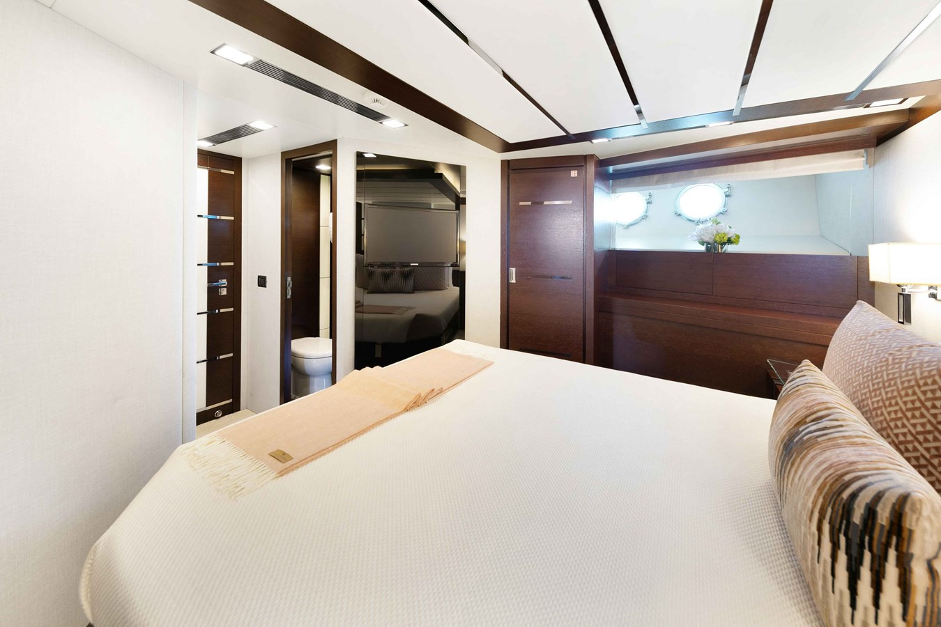 https://arconyachts.ams3.digitaloceanspaces.com/70807/conversions/large_4735554-optimize.jpg
