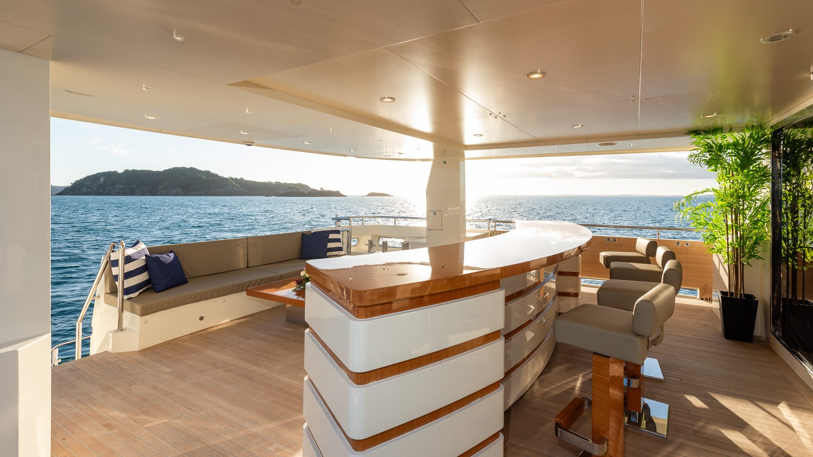 https://arconyachts.ams3.digitaloceanspaces.com/70942/conversions/large_4572052-optimize.jpg