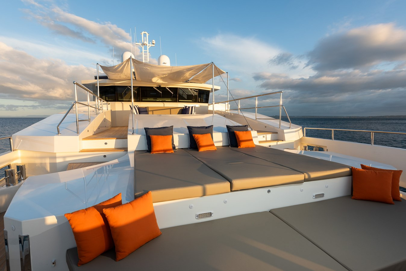 https://arconyachts.ams3.digitaloceanspaces.com/70967/conversions/large_4572061-optimize.jpg