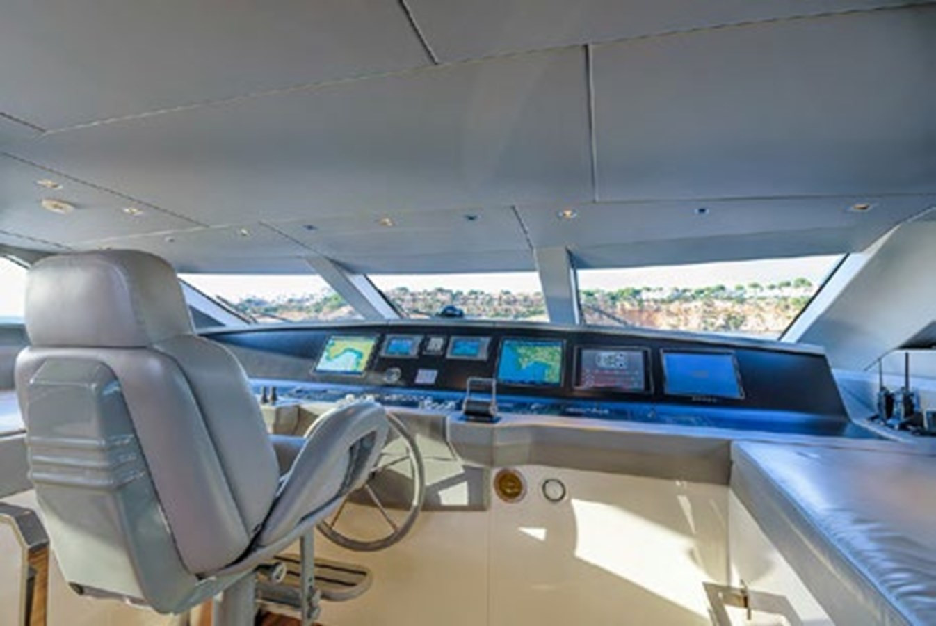 https://arconyachts.ams3.digitaloceanspaces.com/71013/conversions/large_4156687-optimize.jpg
