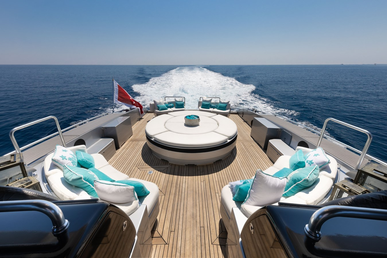 https://arconyachts.ams3.digitaloceanspaces.com/71088/conversions/large_4649051-optimize.jpg
