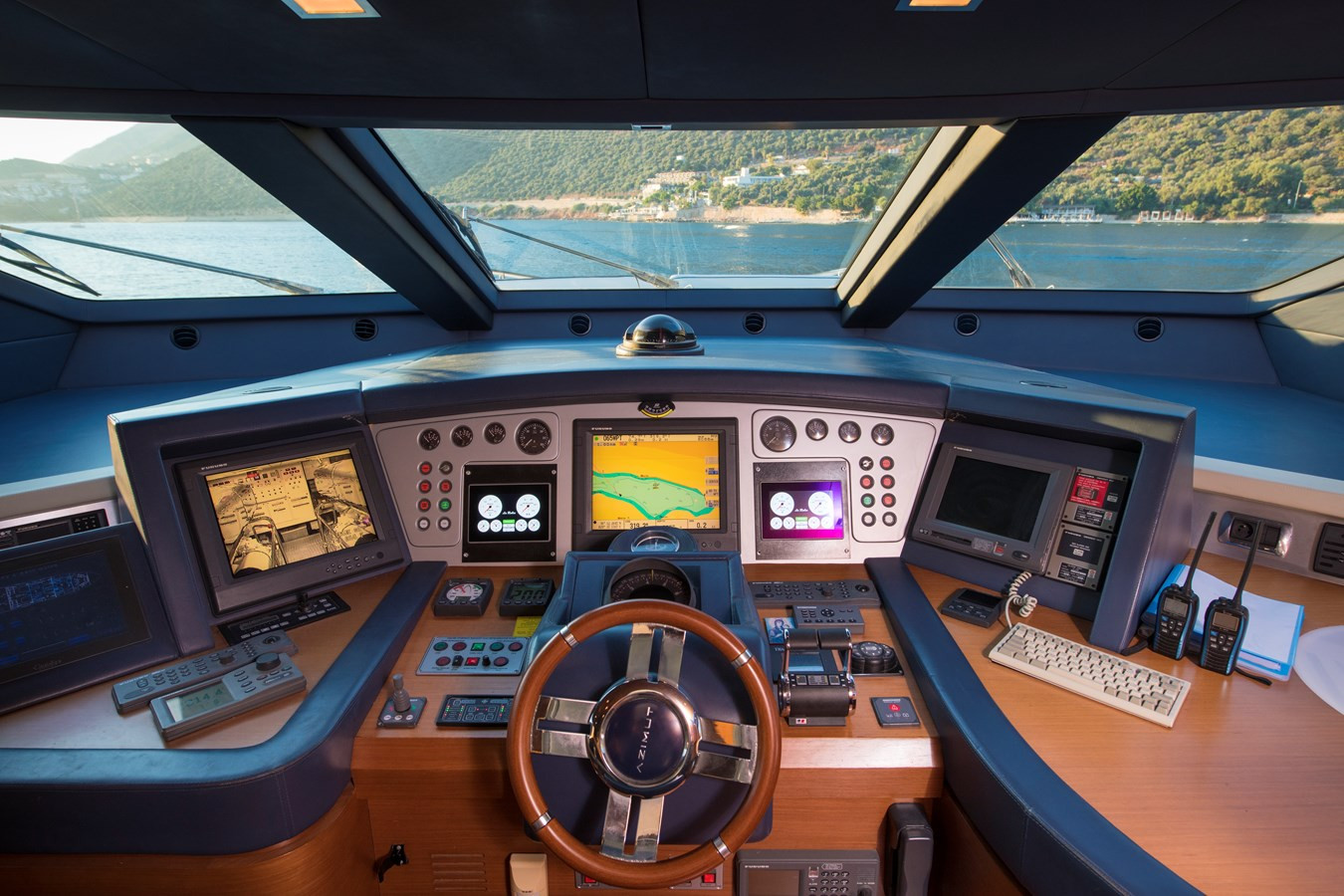 https://arconyachts.ams3.digitaloceanspaces.com/71169/conversions/large_4831341-optimize.jpg