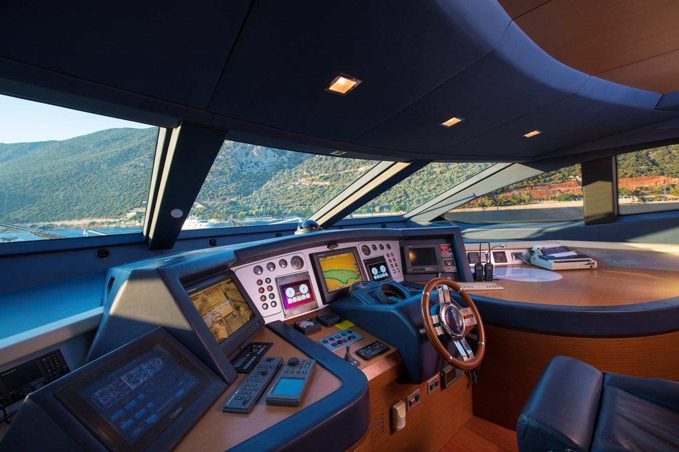 https://arconyachts.ams3.digitaloceanspaces.com/71172/conversions/large_4831342-optimize.jpg