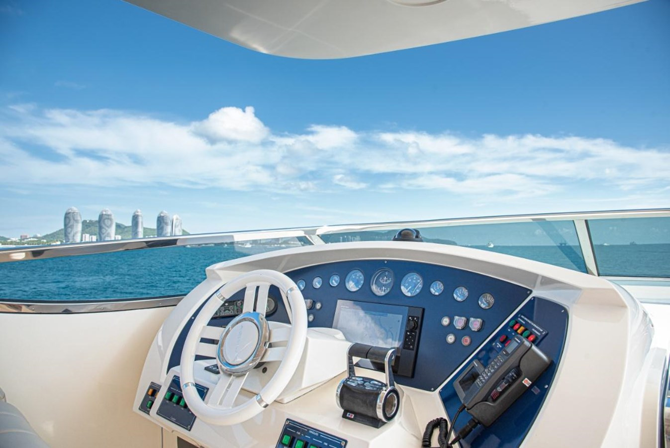 https://arconyachts.ams3.digitaloceanspaces.com/71199/conversions/large_4699617-optimize.jpg