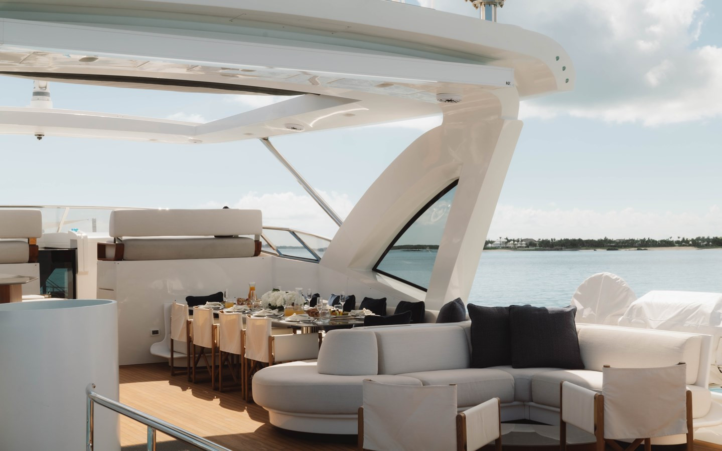 https://arconyachts.ams3.digitaloceanspaces.com/71392/conversions/large_4814339-optimize.jpg