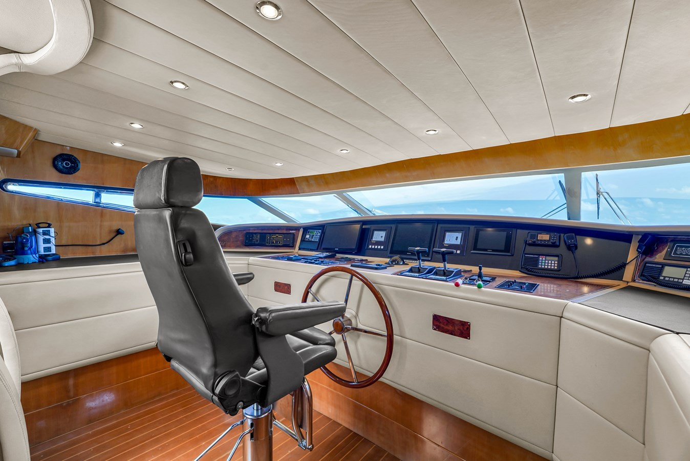 https://arconyachts.ams3.digitaloceanspaces.com/71707/conversions/large_3644592-optimize.jpg
