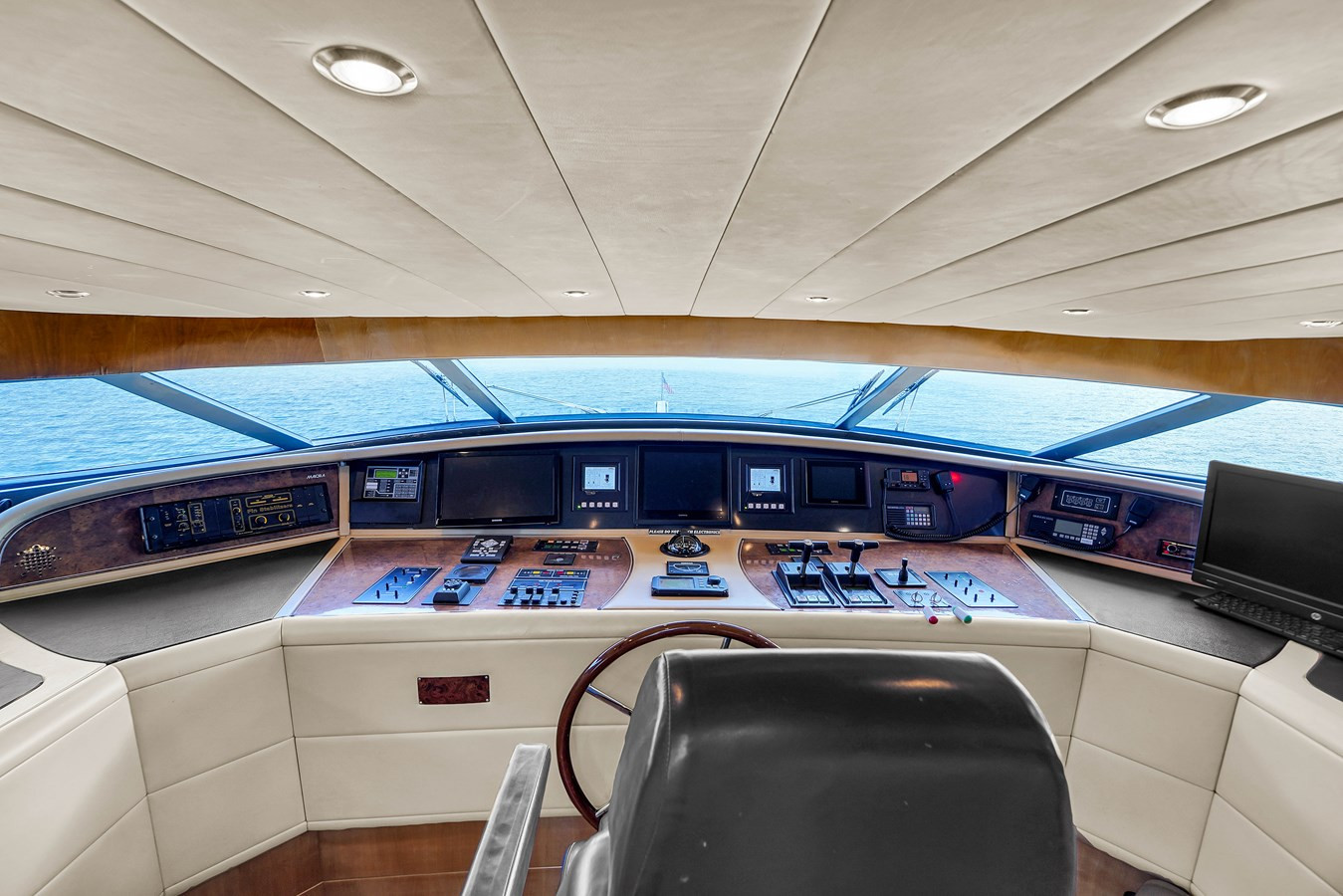 https://arconyachts.ams3.digitaloceanspaces.com/71708/conversions/large_3644593-optimize.jpg