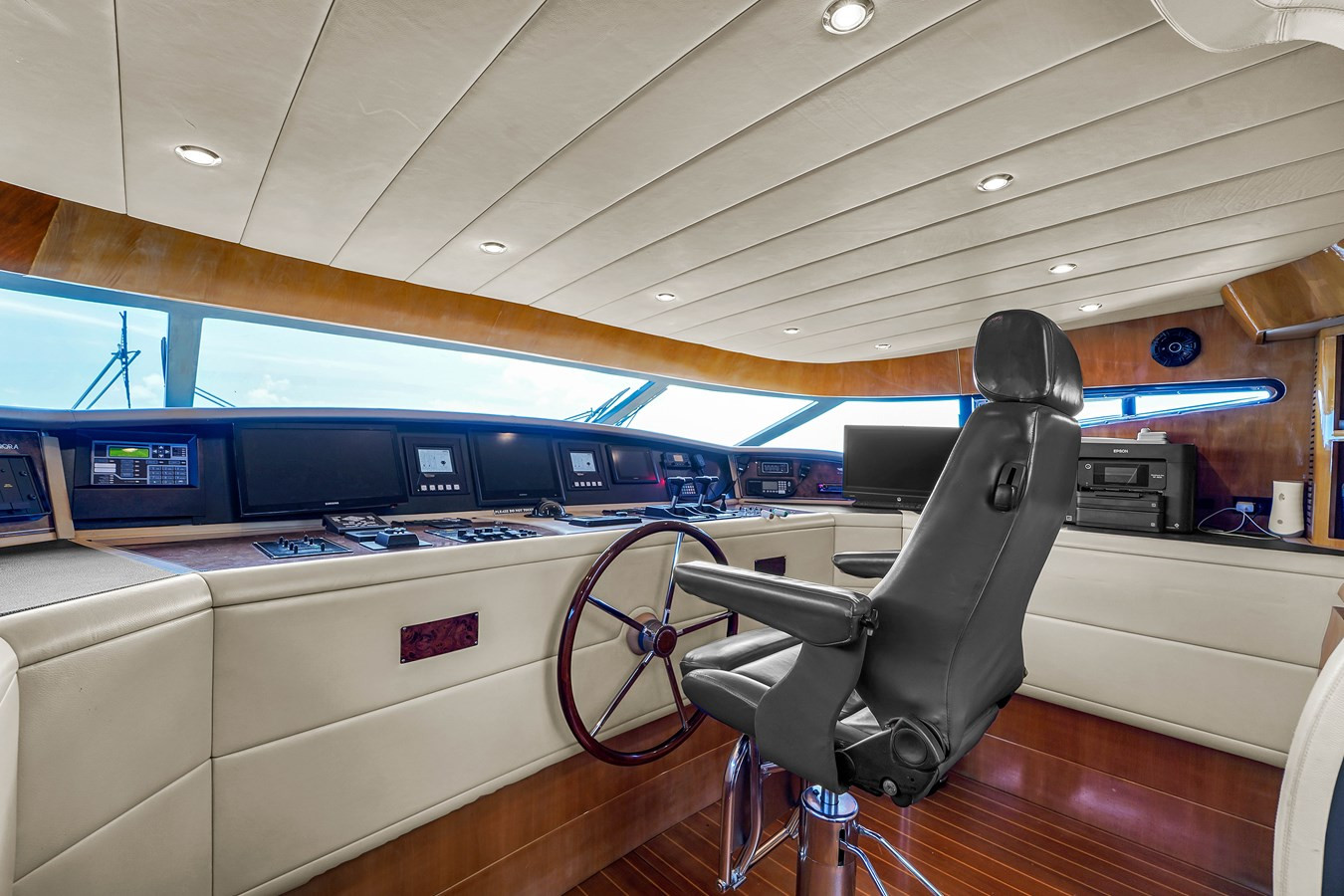https://arconyachts.ams3.digitaloceanspaces.com/71710/conversions/large_3644594-optimize.jpg