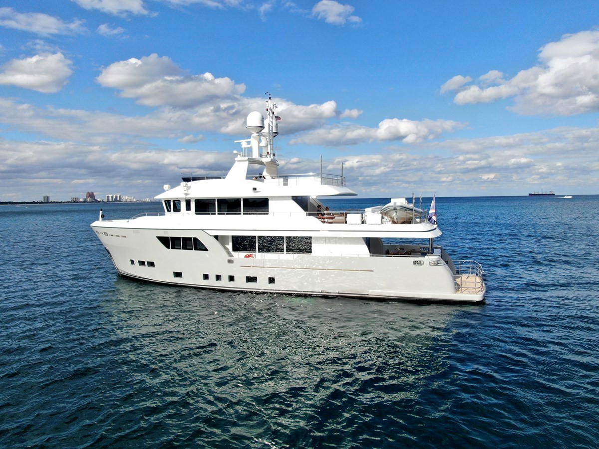https://arconyachts.ams3.digitaloceanspaces.com/71717/conversions/large_4457194-optimize.jpg