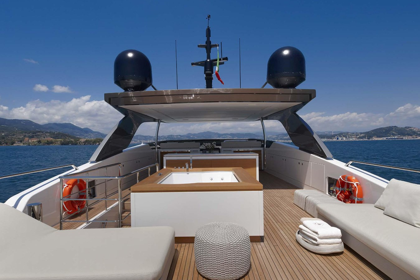 https://arconyachts.ams3.digitaloceanspaces.com/71805/conversions/large_4231500-optimize.jpg