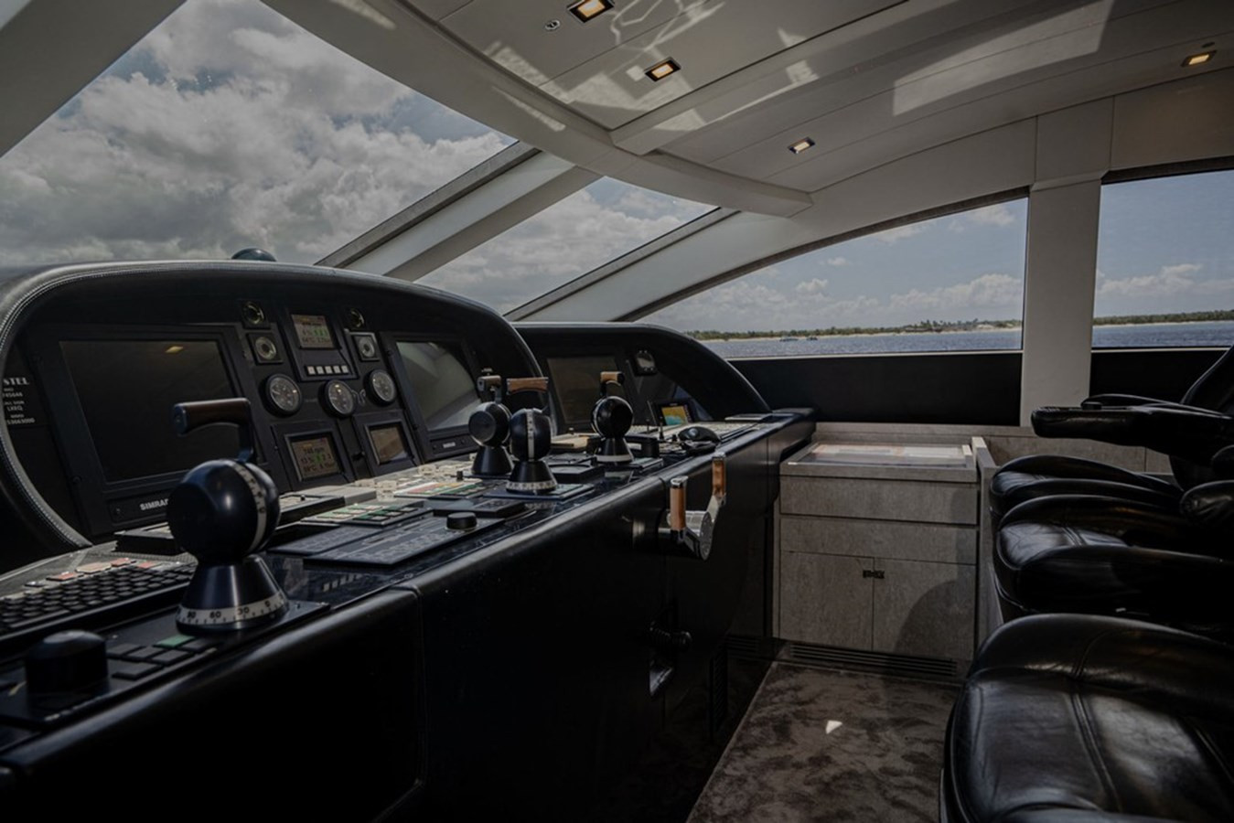 https://arconyachts.ams3.digitaloceanspaces.com/71897/conversions/large_4360632-optimize.jpg