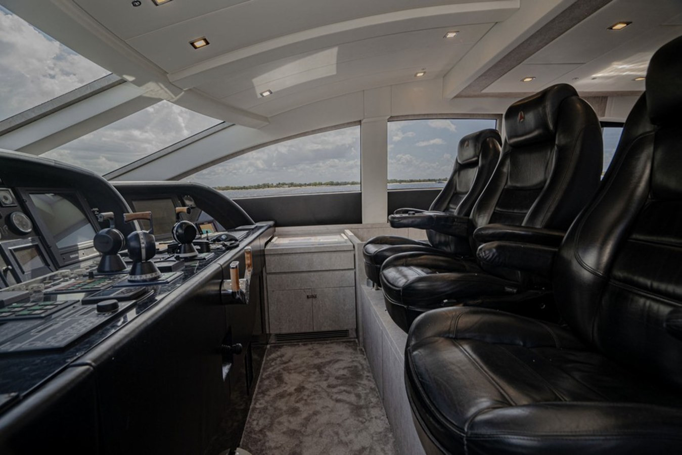 https://arconyachts.ams3.digitaloceanspaces.com/71903/conversions/large_4360634-optimize.jpg