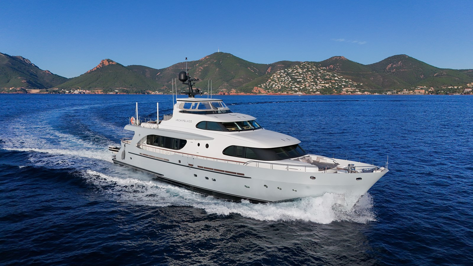 https://arconyachts.ams3.digitaloceanspaces.com/72018/conversions/large_4500779-optimize.jpg