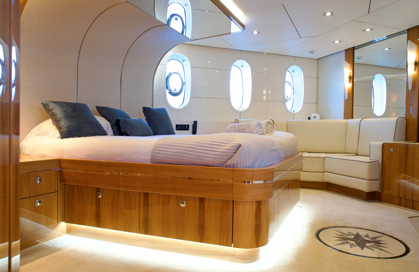 https://arconyachts.ams3.digitaloceanspaces.com/72023/conversions/large_4780886-optimize.jpg