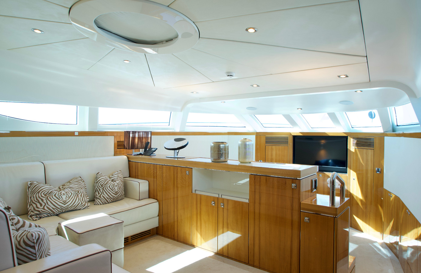 https://arconyachts.ams3.digitaloceanspaces.com/72030/conversions/large_4780888-optimize.jpg
