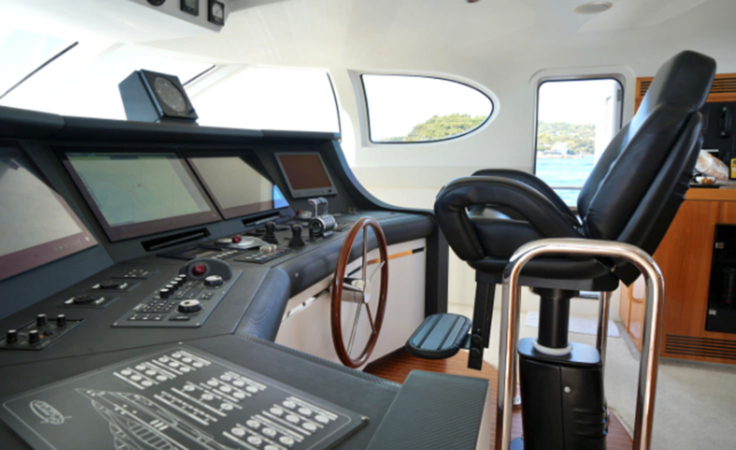 https://arconyachts.ams3.digitaloceanspaces.com/72033/conversions/large_4780890-optimize.jpg