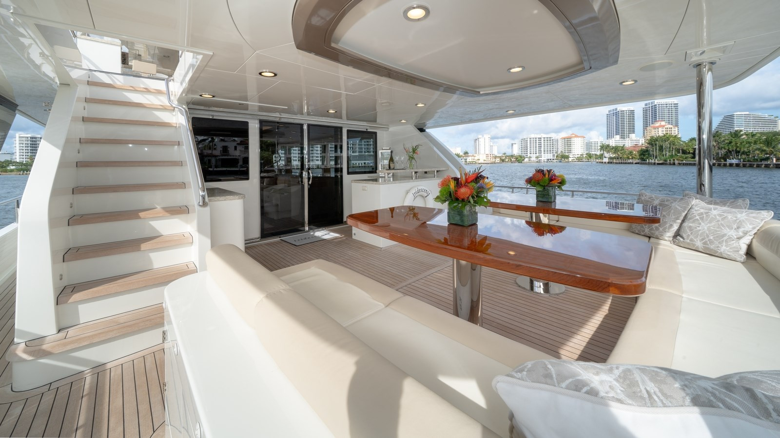 https://arconyachts.ams3.digitaloceanspaces.com/72404/conversions/large_4707151-optimize.jpg