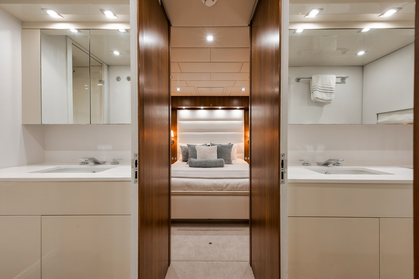 https://arconyachts.ams3.digitaloceanspaces.com/72469/conversions/large_4701862-optimize.jpg