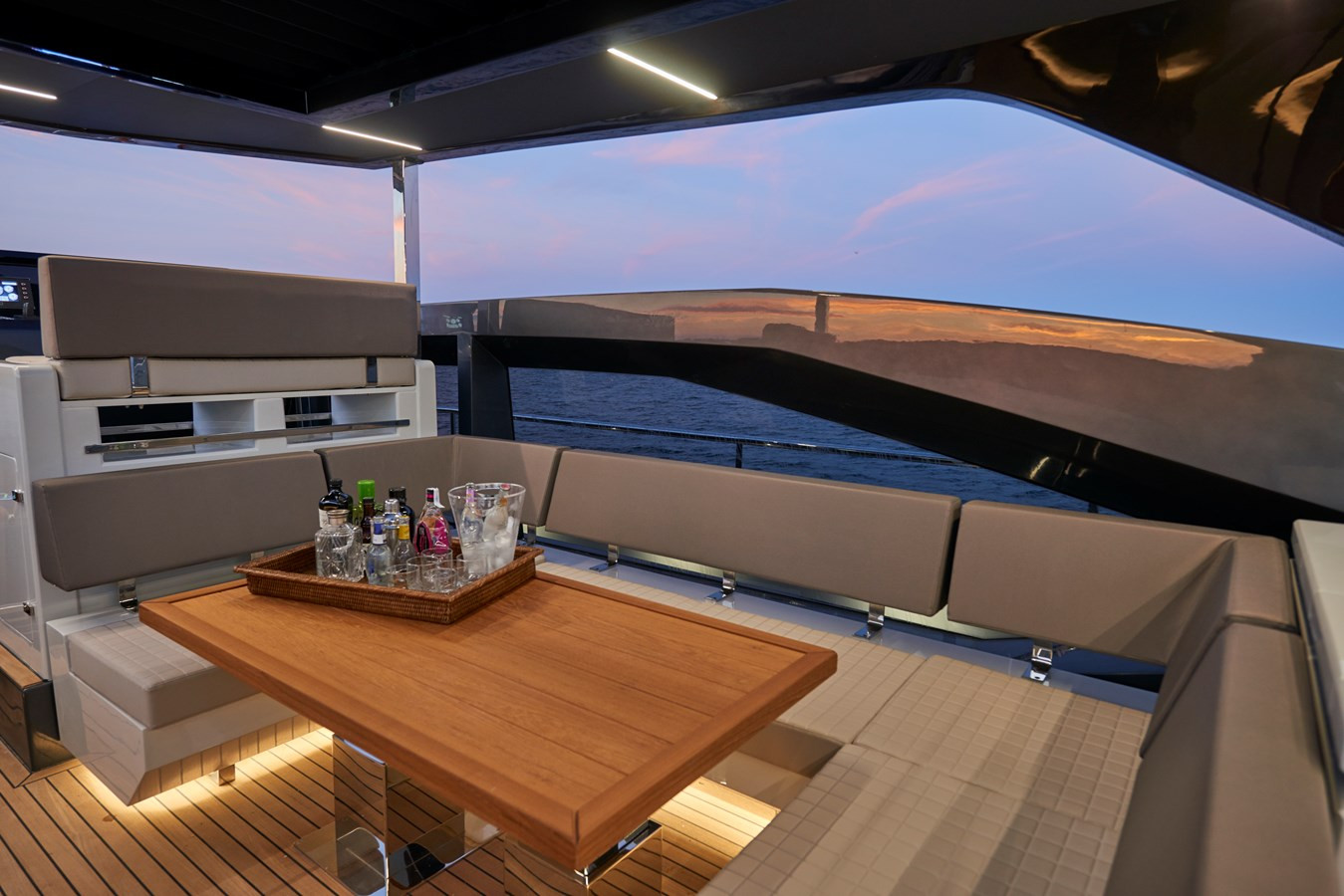 https://arconyachts.ams3.digitaloceanspaces.com/72792/conversions/large_3033004-optimize.jpg
