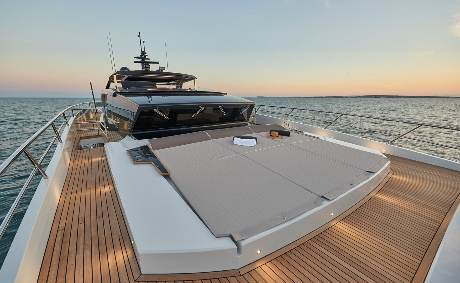 https://arconyachts.ams3.digitaloceanspaces.com/72817/conversions/large_3033012-optimize.jpg