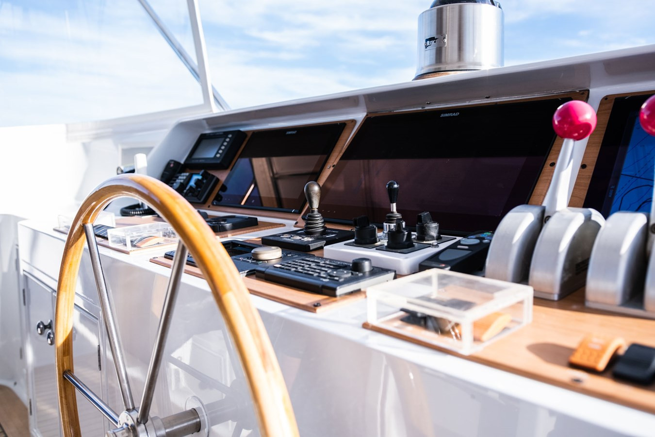 https://arconyachts.ams3.digitaloceanspaces.com/72882/conversions/large_3428763-optimize.jpg
