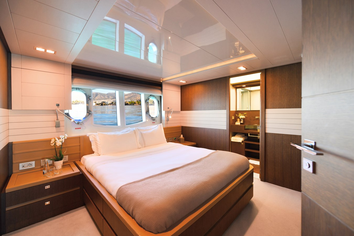 https://arconyachts.ams3.digitaloceanspaces.com/73014/conversions/large_3965343-optimize.jpg