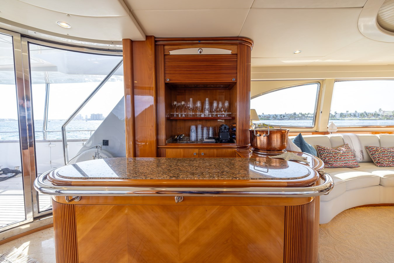 https://arconyachts.ams3.digitaloceanspaces.com/73082/conversions/large_4074074-optimize.jpg