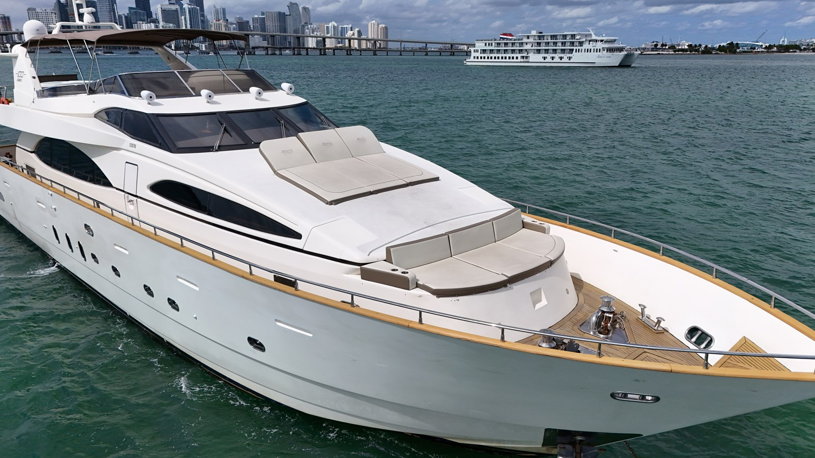 https://arconyachts.ams3.digitaloceanspaces.com/73098/conversions/large_4147111-optimize.jpg