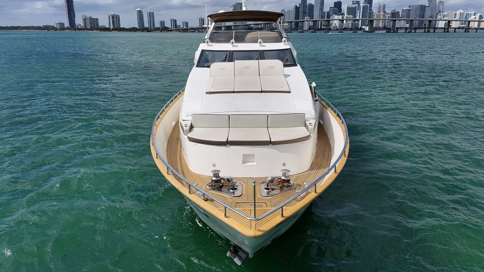 https://arconyachts.ams3.digitaloceanspaces.com/73109/conversions/large_4147114-optimize.jpg