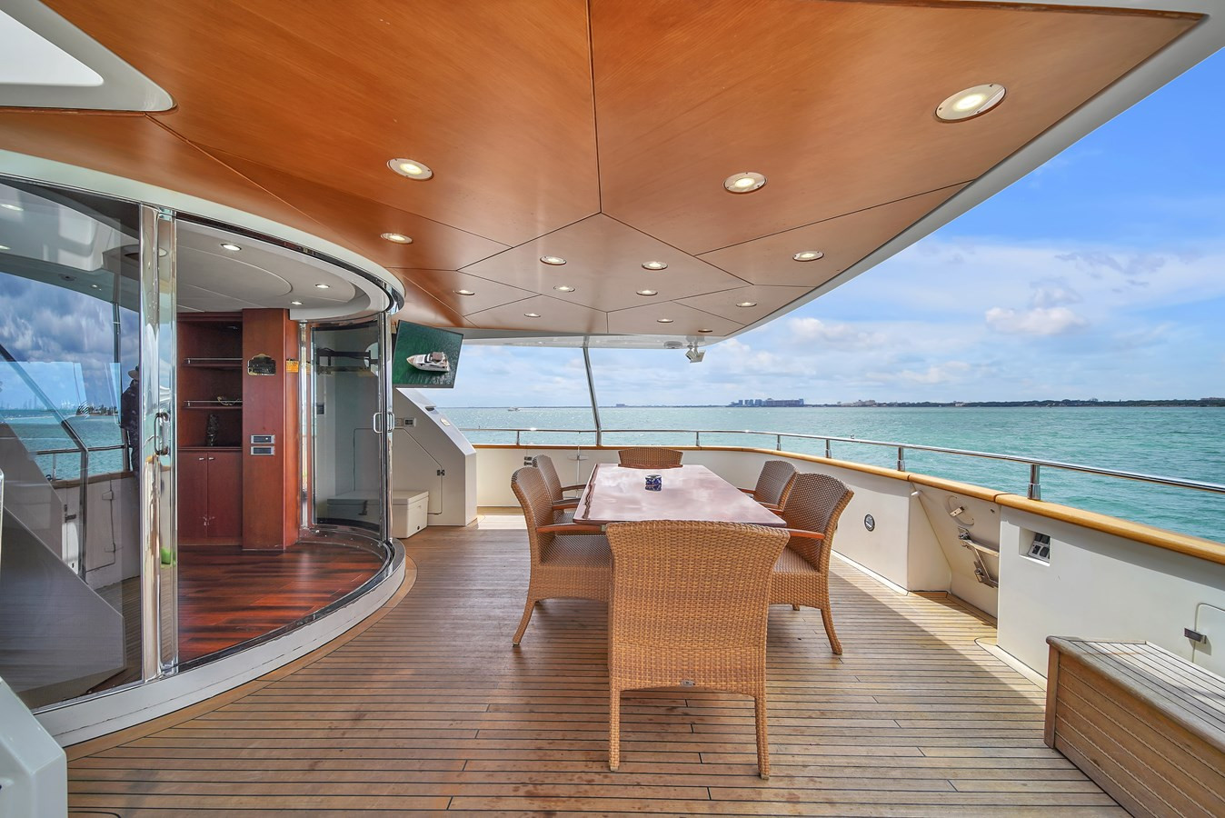 https://arconyachts.ams3.digitaloceanspaces.com/73175/conversions/large_4147137-optimize.jpg