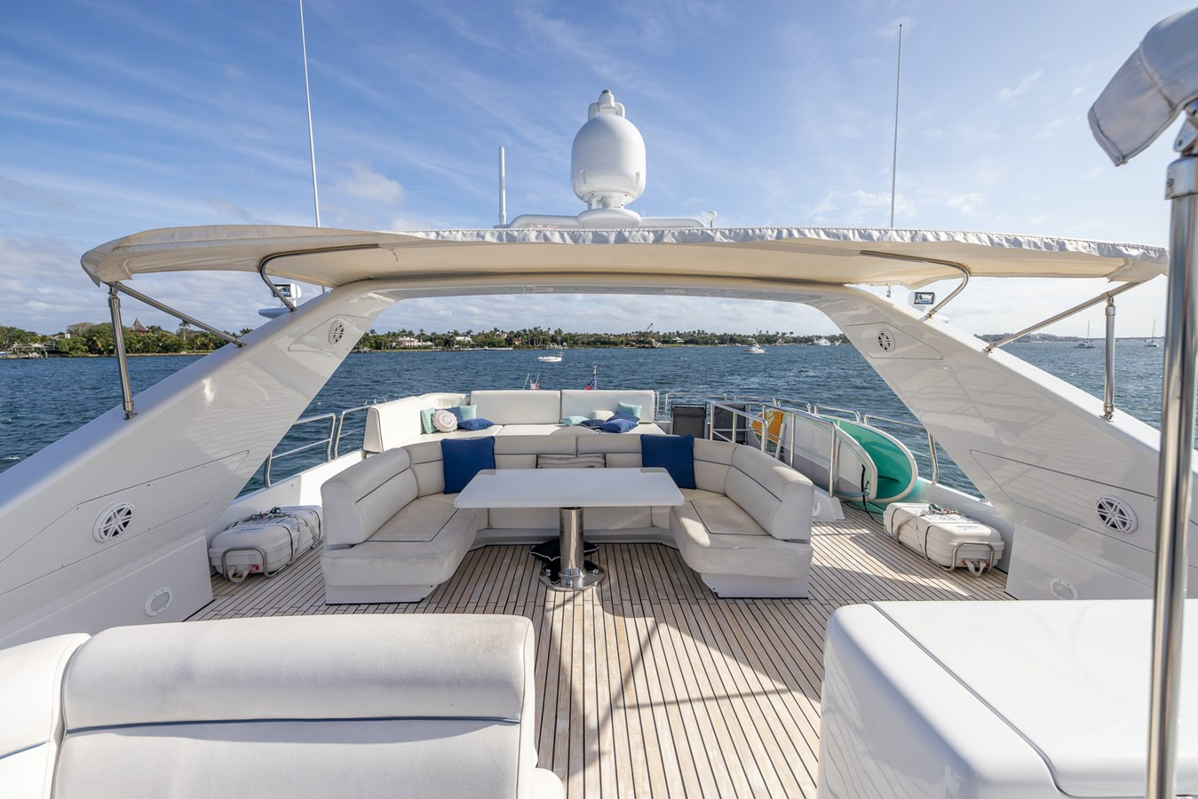 https://arconyachts.ams3.digitaloceanspaces.com/73210/conversions/large_4074112-optimize.jpg