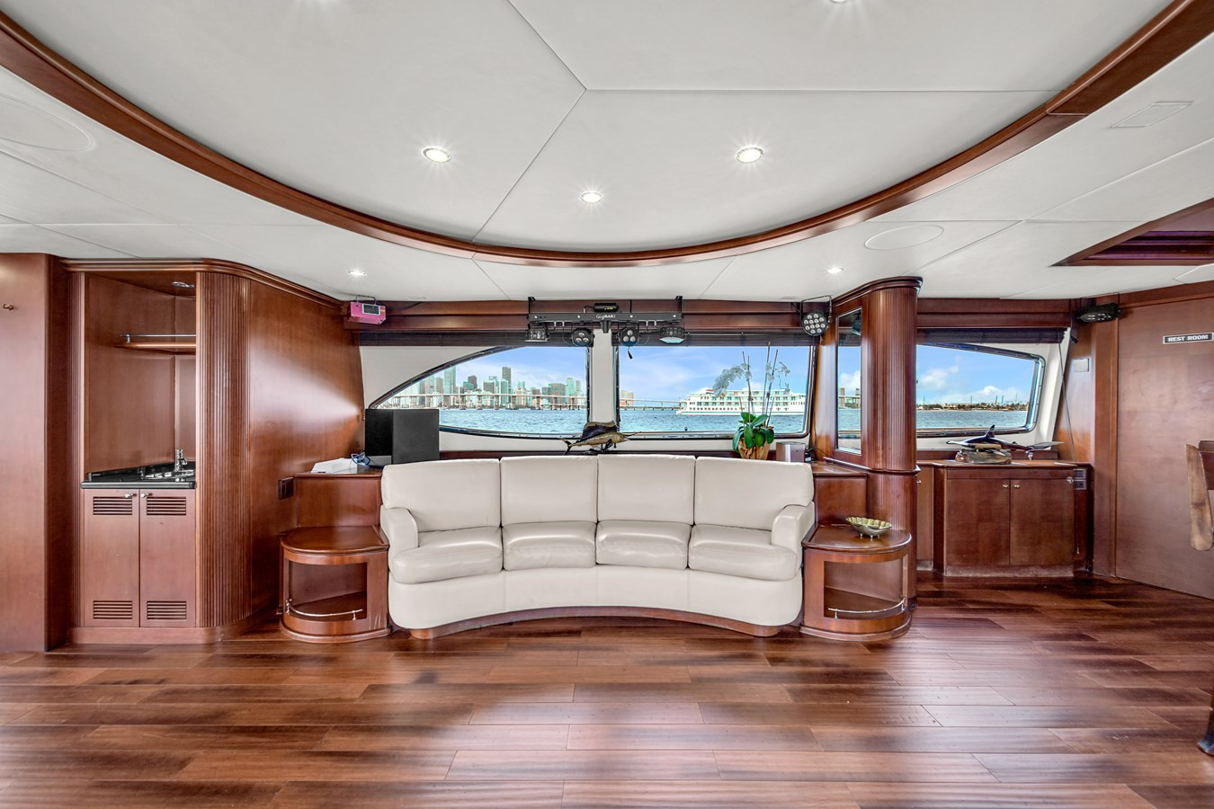 https://arconyachts.ams3.digitaloceanspaces.com/73212/conversions/large_4147149-optimize.jpg