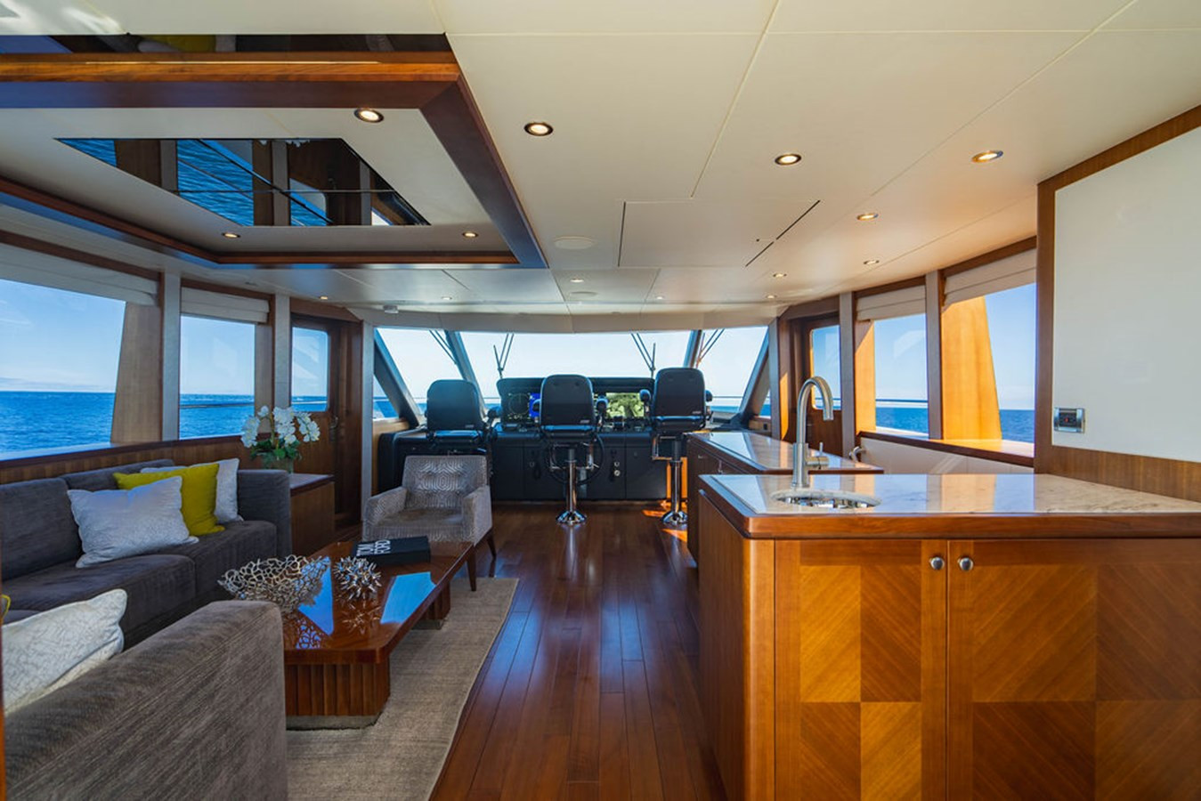 https://arconyachts.ams3.digitaloceanspaces.com/73323/conversions/large_4567148-optimize.jpg