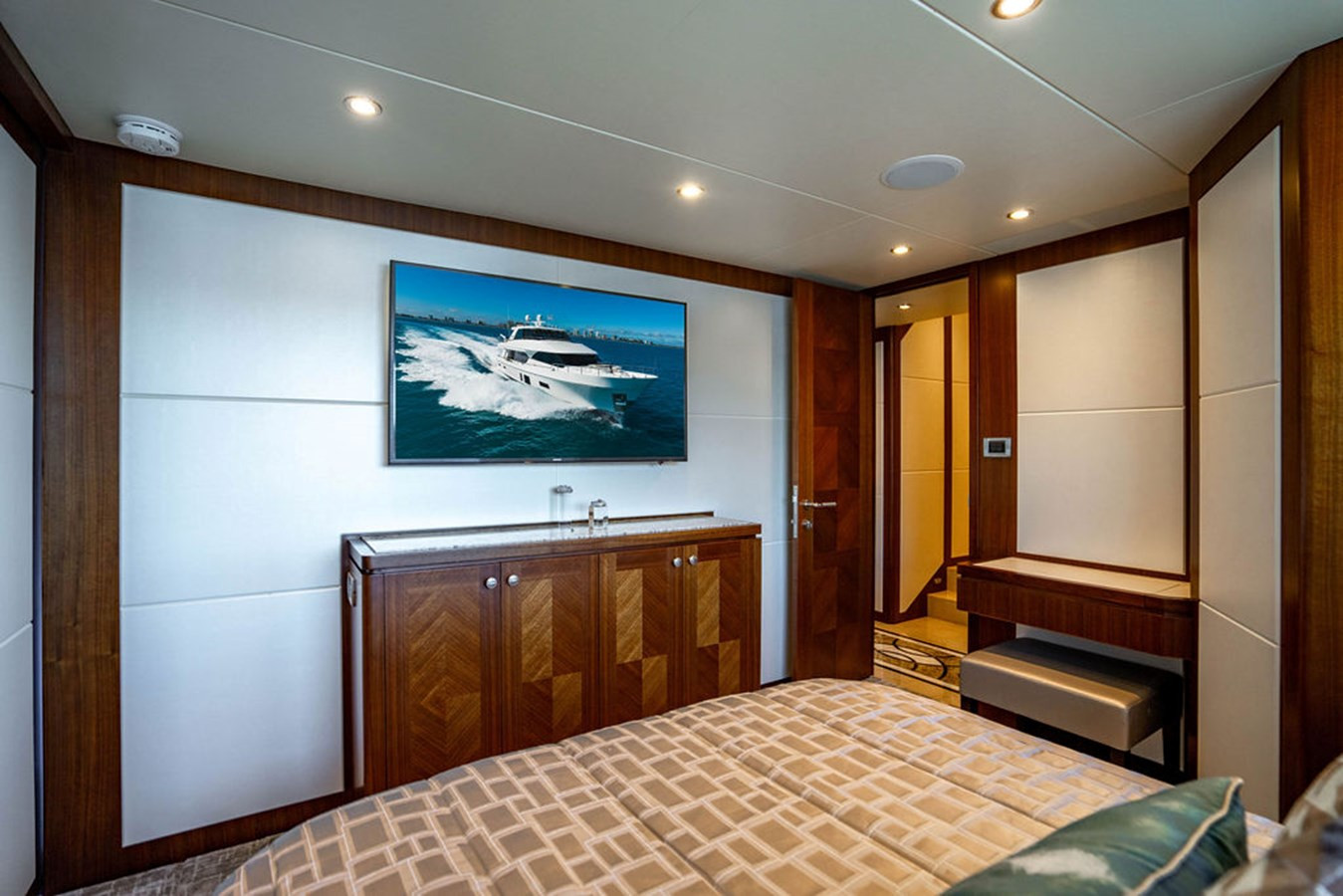 https://arconyachts.ams3.digitaloceanspaces.com/73391/conversions/large_4567174-optimize.jpg
