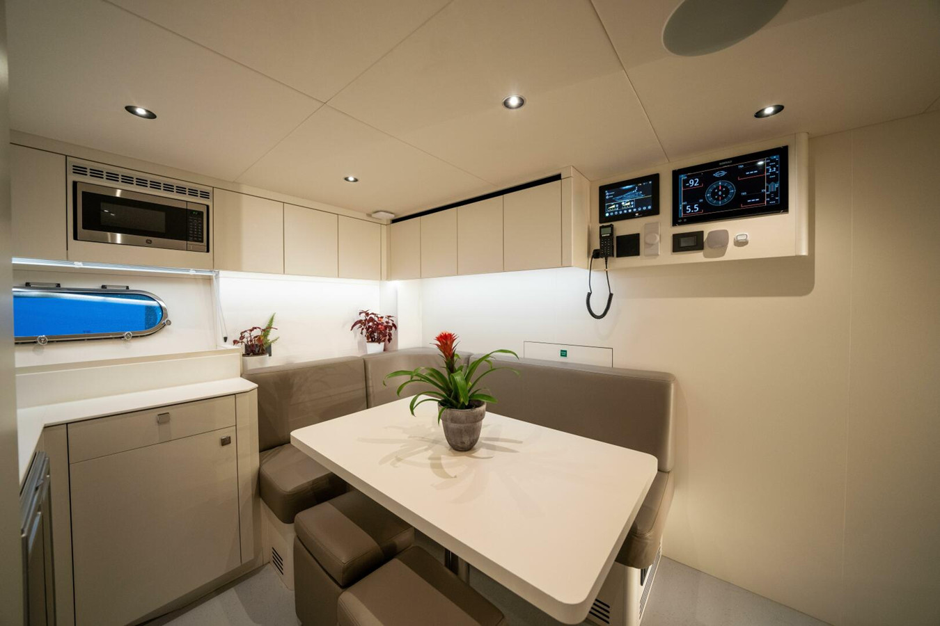 https://arconyachts.ams3.digitaloceanspaces.com/73482/conversions/large_4839698-optimize.jpg
