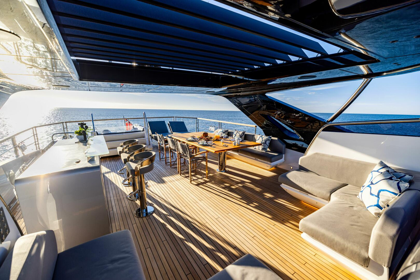 https://arconyachts.ams3.digitaloceanspaces.com/73497/conversions/large_4839702-optimize.jpg
