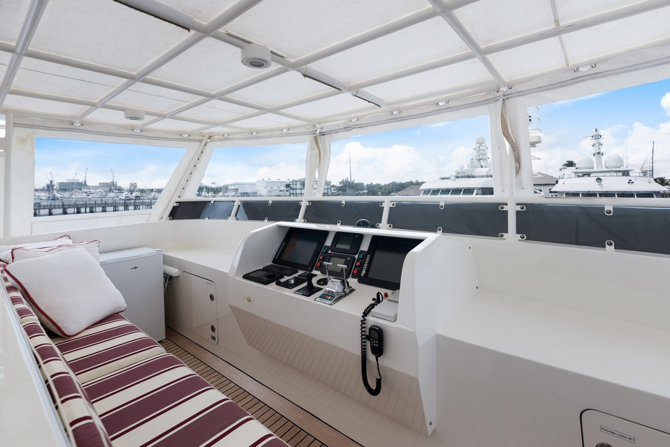 https://arconyachts.ams3.digitaloceanspaces.com/73690/conversions/large_3112876-optimize.jpg