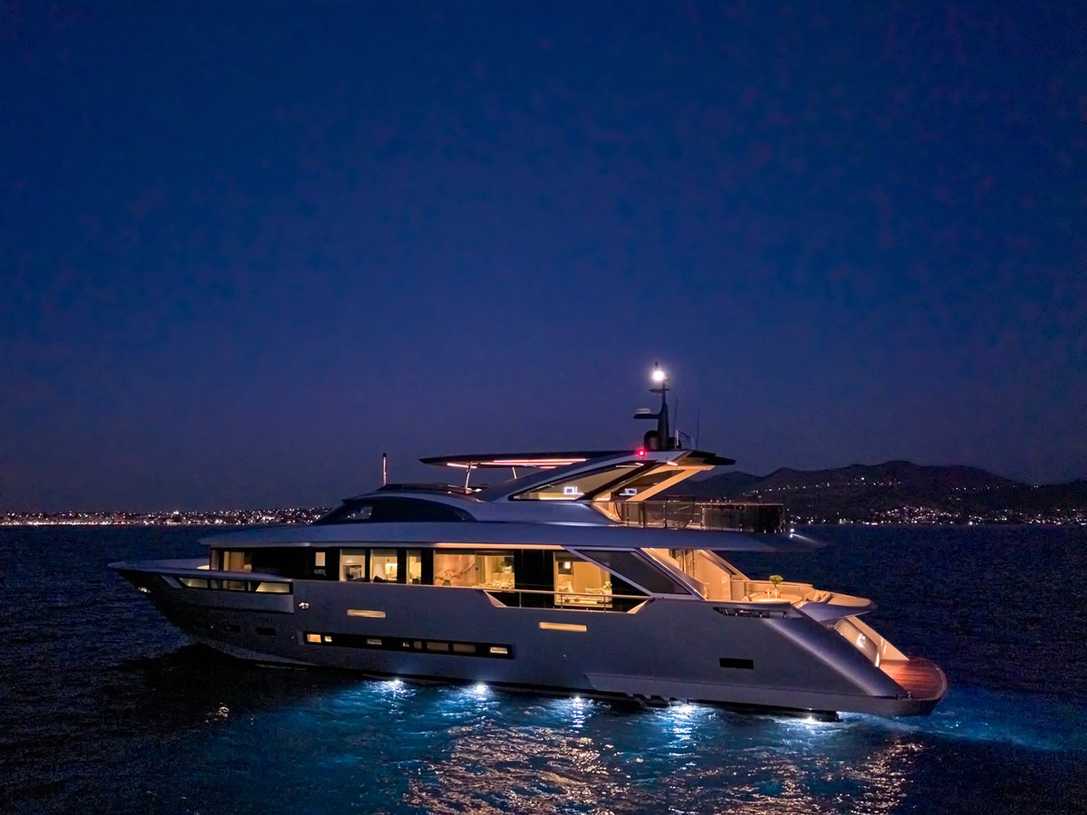 https://arconyachts.ams3.digitaloceanspaces.com/74056/conversions/large_4434262-optimize.jpg