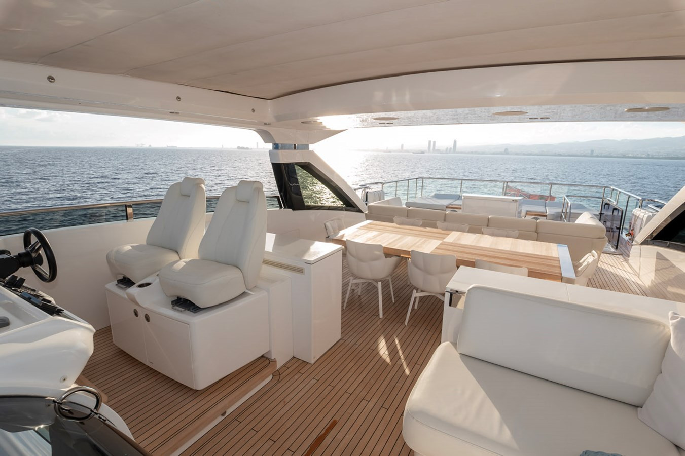 https://arconyachts.ams3.digitaloceanspaces.com/74081/conversions/large_4701366-optimize.jpg