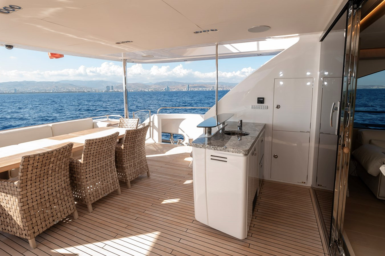 https://arconyachts.ams3.digitaloceanspaces.com/74096/conversions/large_4701371-optimize.jpg