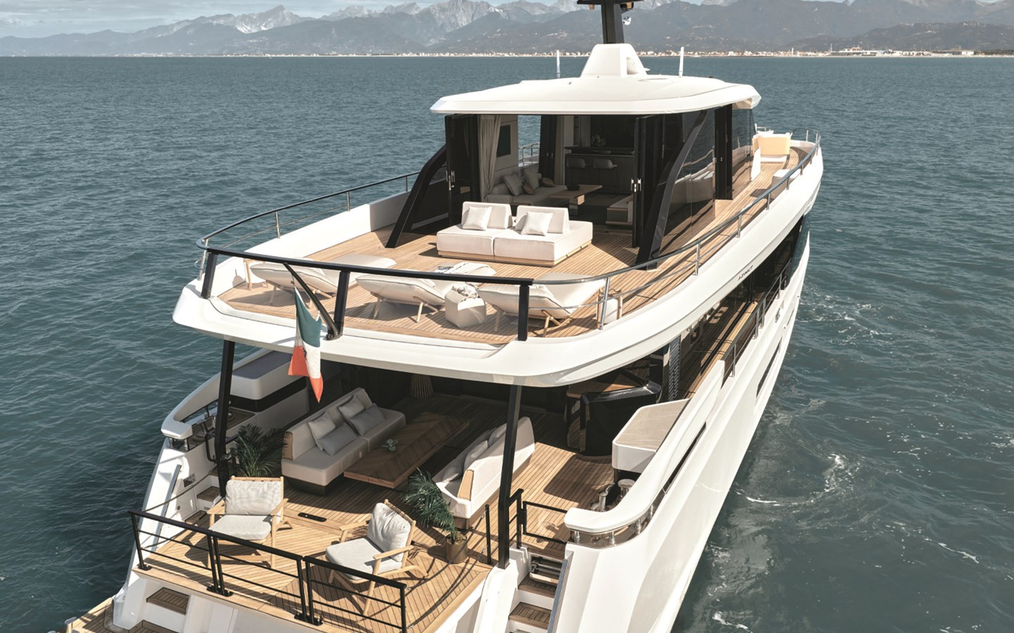 https://arconyachts.ams3.digitaloceanspaces.com/74130/conversions/large_4842721-optimize.jpg