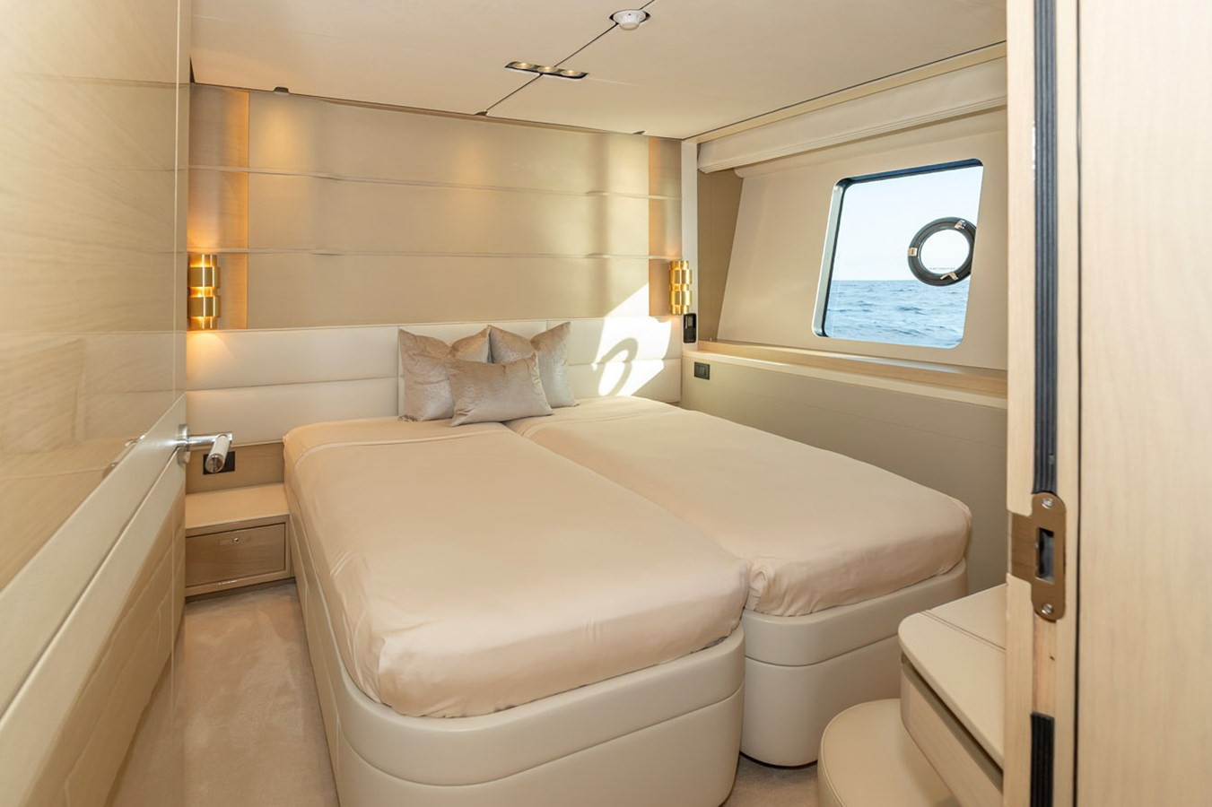 https://arconyachts.ams3.digitaloceanspaces.com/74139/conversions/large_4701387-optimize.jpg