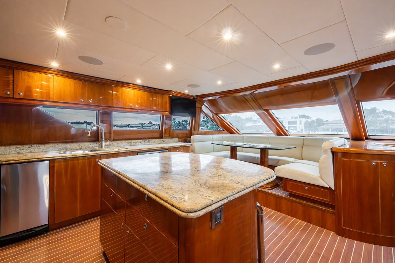 https://arconyachts.ams3.digitaloceanspaces.com/74310/conversions/large_4311402-optimize.jpg