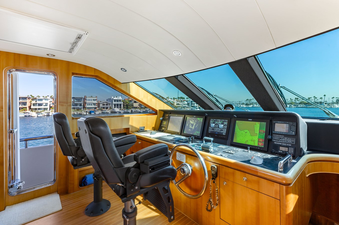 https://arconyachts.ams3.digitaloceanspaces.com/74479/conversions/large_4843481-optimize.jpg